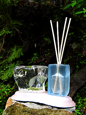 2液タイプのレジン液エポキシレジンに山野草のドライフラワーを封入して作ったレジンフラワーのアロマディフューザー