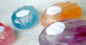 2液タイプのレジン液エポキシレジンにカラフルに模様を付けたリングホルダー