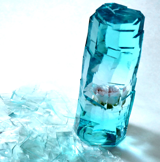 2液タイプのレジン液エポキシレジンにバラのドライフラワーを封入して鉱石の結晶のように表面をカットして作ったインテリア